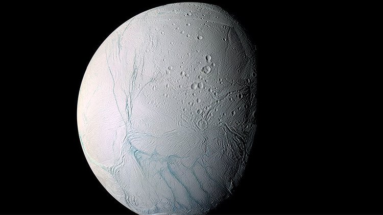 Un asteroide pudo inclinar una luna de Saturno
