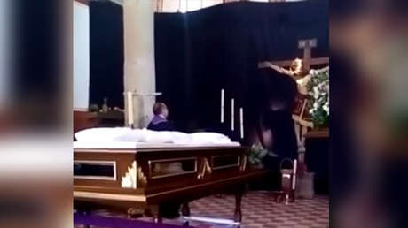 Graban el momento en que una escultura de Cristo mueve la cabeza durante una misa en México