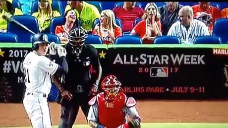 Una mujer enseña los pechos durante un partido de béisbol para distraer al rival 