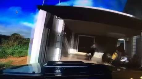 Encuentra ladrones dentro de su casa y les da una dura lección 