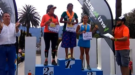 Una mujer tarahumara gana una ultramaratón en México con falda y sandalias  - RT