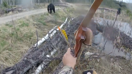 Un cazador graba el escalofriante momento en el que sufre el ataque de un oso negro (VIDEO)