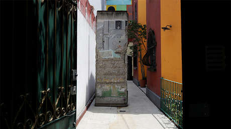 Subastan en México tres toneladas del muro de Berlín