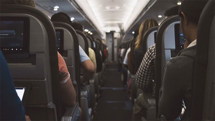 Jugador de fútbol australiano a un presunto terrorista en un avión: "Regresa a tu maldito asiento"