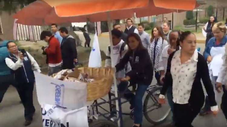 VIDEO: Política mexicana reparte pan en un triciclo durante su último día de campaña