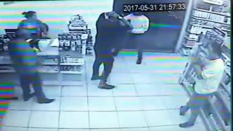 El ladrón con peor suerte del mundo: roba una farmacia y está llena de policías (FUERTES IMÁGENES)