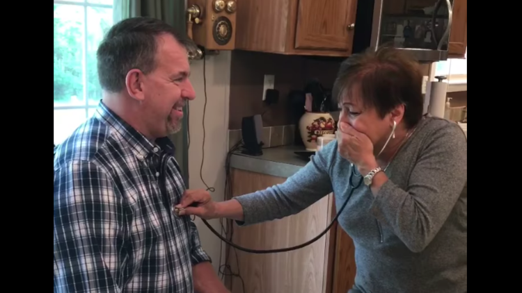 Así reacciona una madre al escuchar el corazón de su hijo fallecido en otro hombre (VIDEO)
