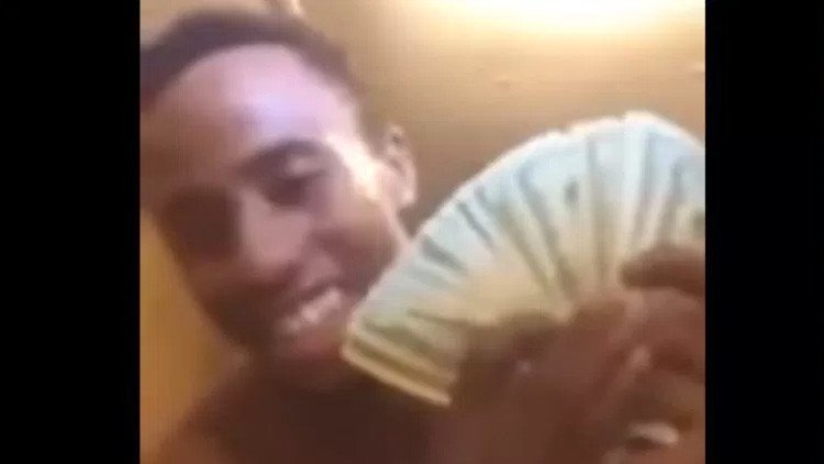 EE.UU.: La policía allana la casa de un narco cuando exhibía dinero en vivo por Facebook (VIDEO)