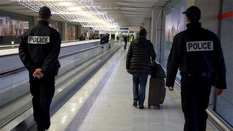 París: Evacúan una terminal del aeropuerto Charles de Gaulle por un paquete sospechoso (FOTOS)