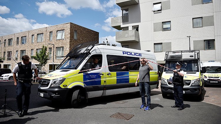 La Policía busca a un hombre armado en Londres tras el atentado