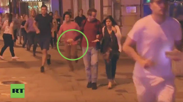 Atentados en Londres: El hombre que huye apaciblemente con su cerveza en medio del caos