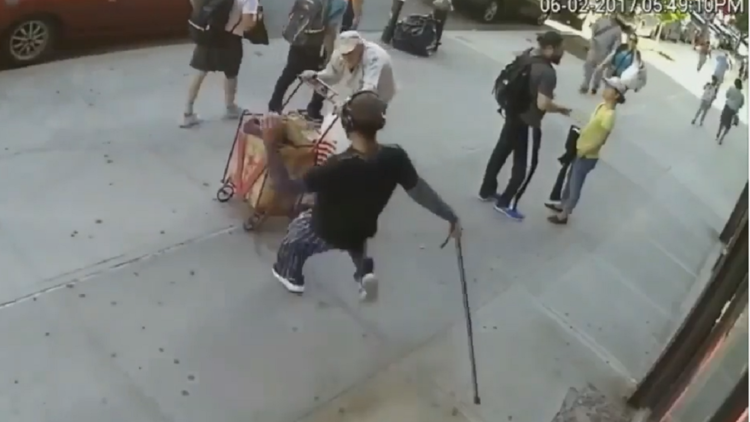 Cobarde agresión a un hombre de 90 años en Nueva York