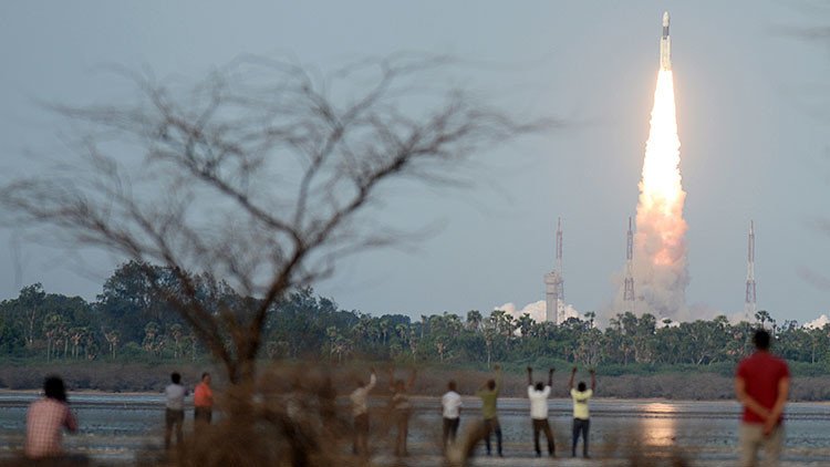India lanza un cohete que pesa como 200 elefantes
