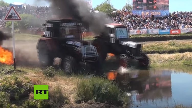 Contra el fuego y el agua: Carrera de tractores en Rusia (VIDEOS)