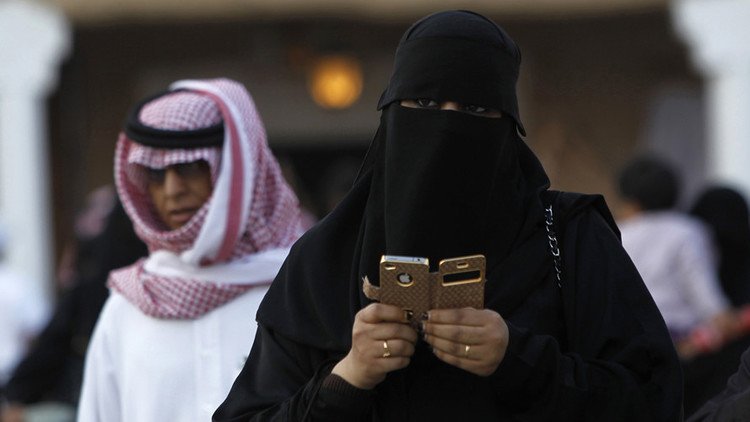Publicidad en Arabia Saudita: Reemplazan a una mujer por una bola de playa en un anuncio (FOTO)