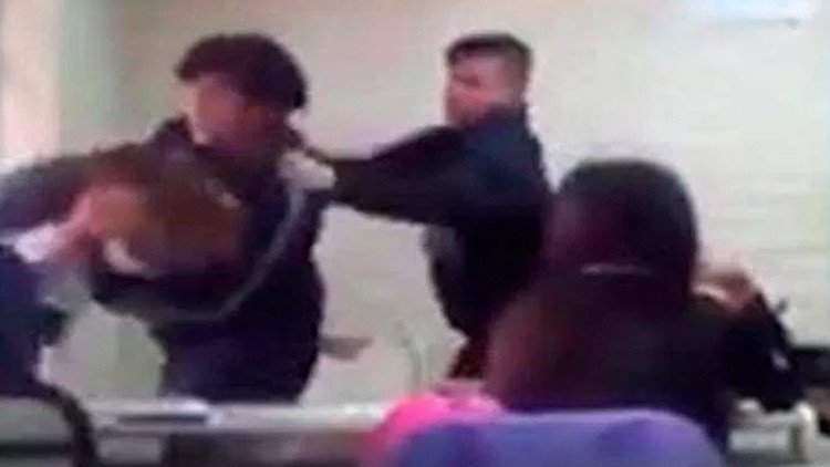 Violencia escolar en Argentina: alumna golpeó a docente y viralizaron las imágenes (Foto y videos)