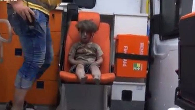 Los Cascos Blancos priorizaron fotografiar al niño de Alepo antes que brindarle primeros auxilios