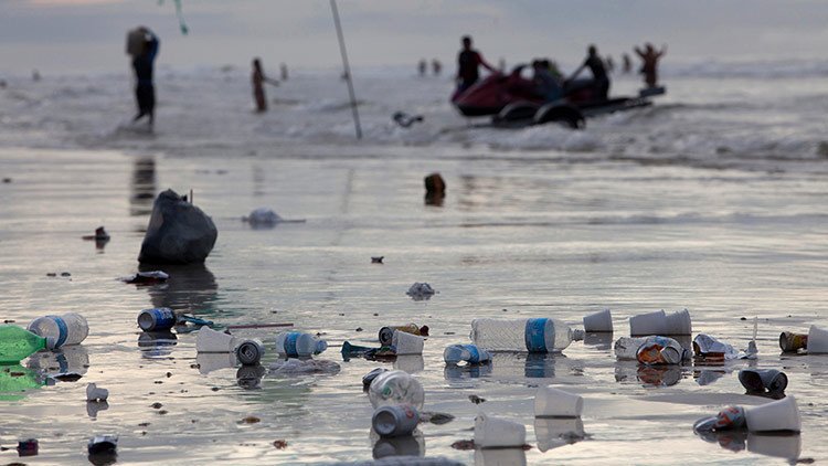 "Diez millones de toneladas de basura al año acaban en los mares y océanos del mundo" 