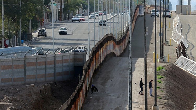 Trump ofrece instalar paneles solares en el muro de la frontera con México