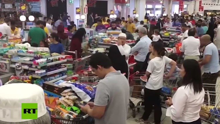 Video: Los cataríes vacían las tiendas por temor a la escasez, provocada por la crisis diplomática