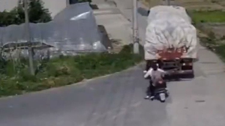 FUERTE VIDEO: Un camión da marcha atrás y aplasta a dos motociclistas en China 