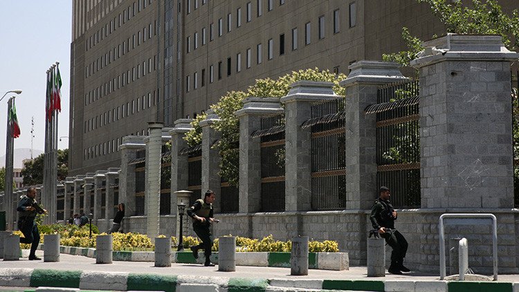 Irán despliega al Ejército cerca del Parlamento