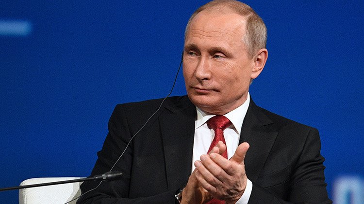 "Regalo típico de EE.UU.": Oliver Stone regala a Putin una caja de DVD vacía