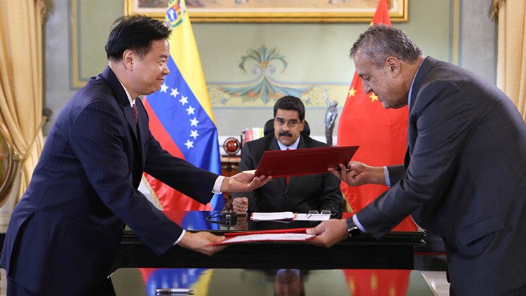 Venezuela y China firman un acuerdo de refinación petrolera