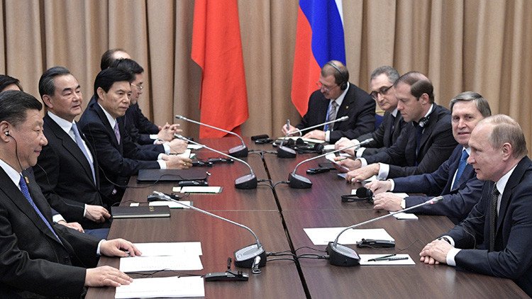Putin bromea con el retraso de la delegación china en la reunión con Xi Jinping (video)