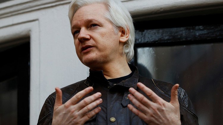 Assange: "Comey revela su vida como una estrella porno de la inteligencia"