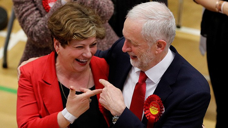 VIDEO: El embarazoso momento en que el líder laborista británico mete (literalmente) la pata