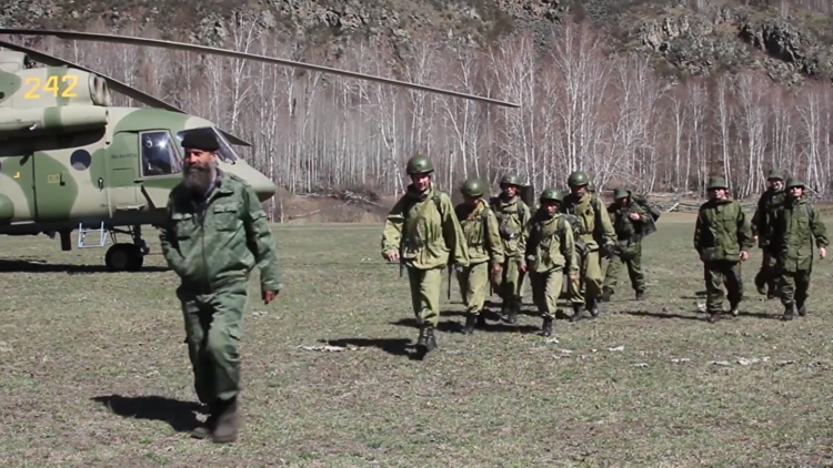 Ermitaños siberianos enseñan a militares chinos a sobrevivir en la taiga