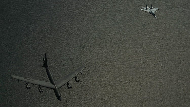 FOTOS: Un caza ruso Su-27 intercepta bombarderos estadounidenses sobre el mar Báltico