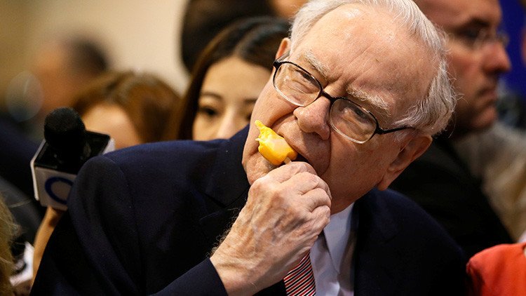 Bufé con Buffett: pagan 2,6 millones por comer con el tercer hombre más rico del mundo 