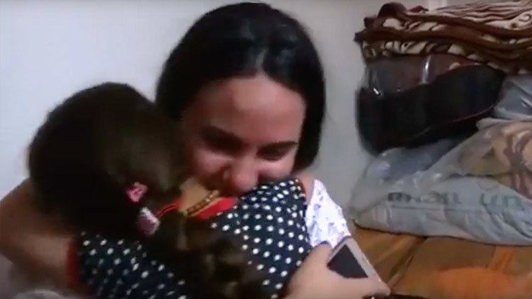 Video emocionante: Una niña iraquí se reúne con su familia tras 3 años de cautiverio del EI