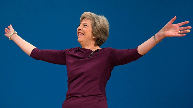 Exministro de Hacienda británico llama a Theresa May "muerta que camina"