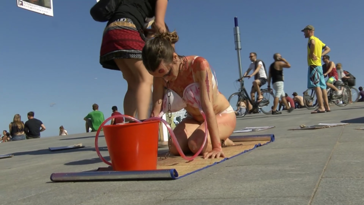 'La leche es asesinato': Activistas semidesnudas se cubren de sangre en Barcelona (VIDEO)