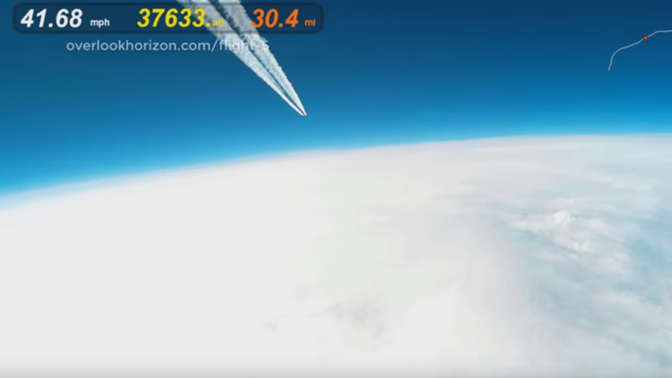 Visto como nunca antes: Un globo meteorológico capta de cerca el vuelo de un Airbus