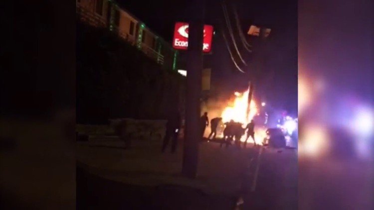 EE.UU.: Un viandante hispano termina en llamas durante una persecución policial