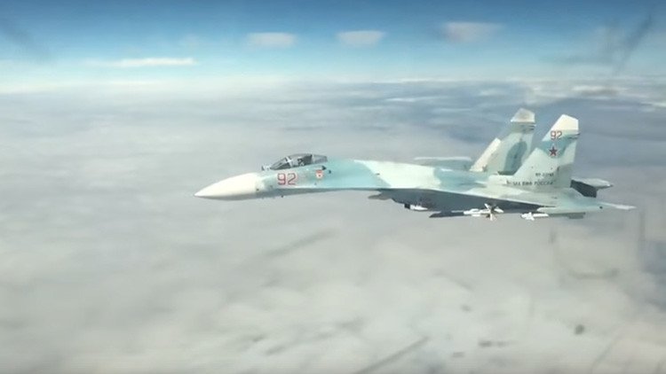 VIDEO: Un avión ruso Su-27 intercepta a bombarderos estadounidenses sobre el mar Báltico
