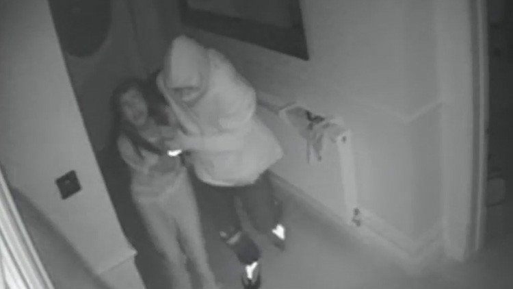 Video: Una madre londinense es testigo del "aterrador robo" de su casa a manos de varios hombres