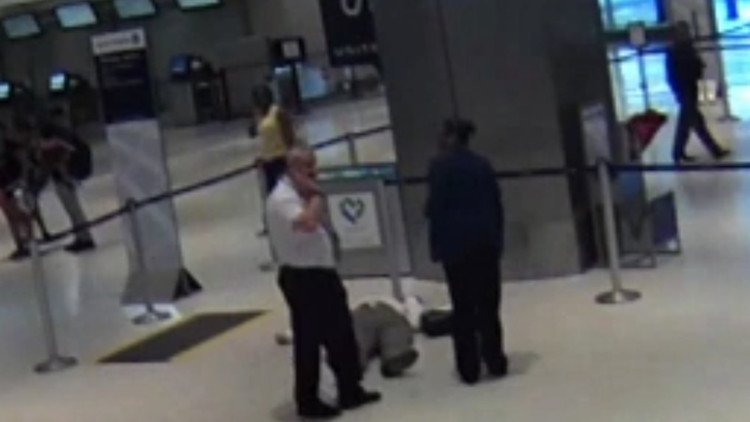 Video: Demanda 1 millón a United Airlines por los abusos de un empleado