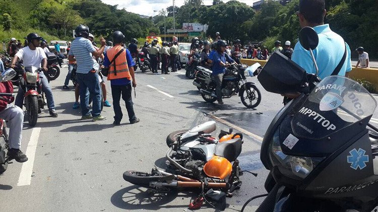 Dos motociclistas mueren al esquivar obstáculos colocados en la vía por opositores en Venezuela