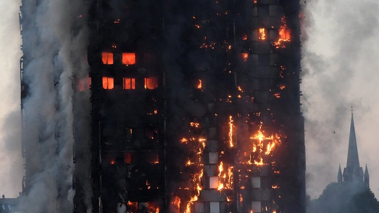 Una madre lanza a su bebé desde el décimo piso de la torre en llamas de Londres para salvarlo