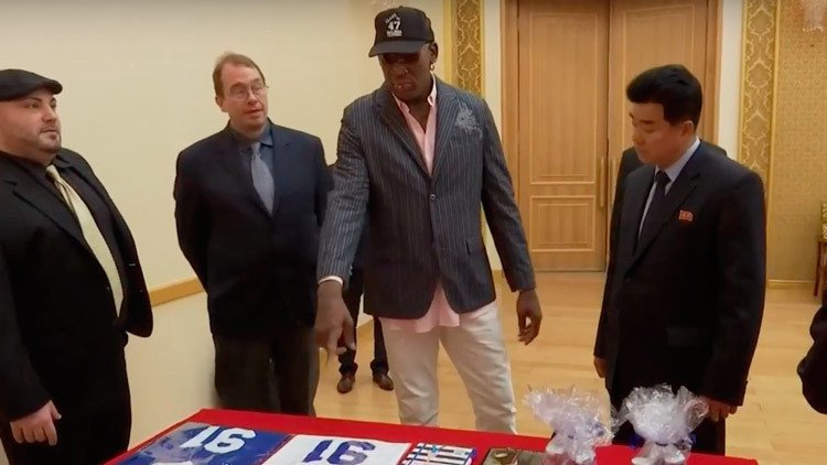 "Un viejo amigo": Dennis Rodman regala un libro de Trump a Kim Jong-un (VIDEO)