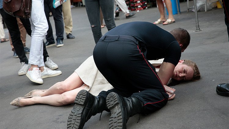 FOTOS: La exministra de Ecología de Francia cae inconsciente tras ser agredida en una calle de París