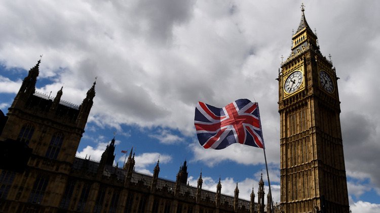 Cierran el Parlamento británico por la presencia de un hombre armado