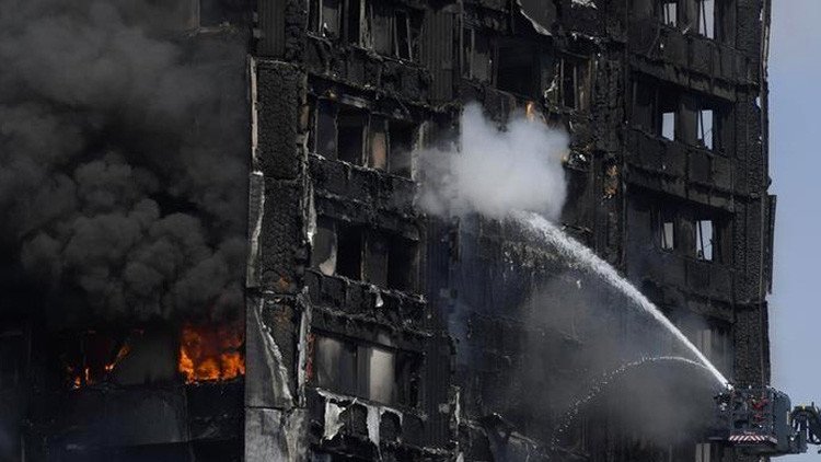 Policía de Londres: Asciende a 30 el número de muertos en el incendio de la torre residencial 