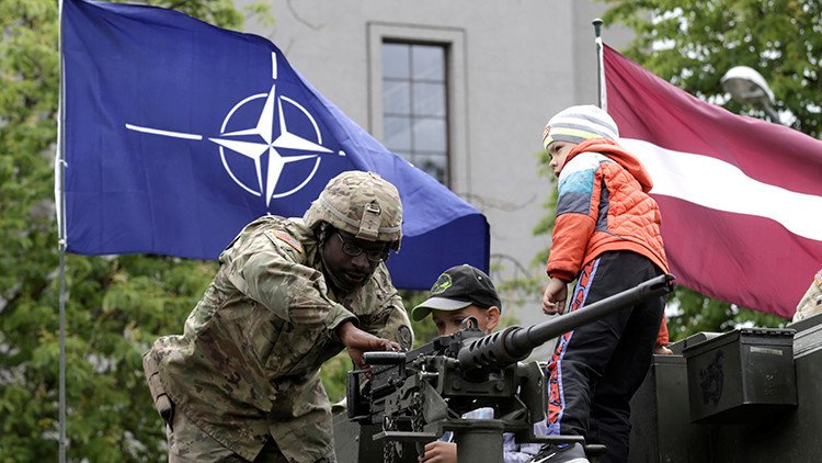  Video: La OTAN irrumpe en una propiedad privada durante unas maniobras en Letonia 