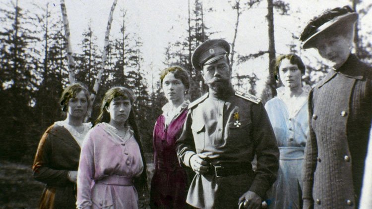 Las raras imágenes de los últimos Romanov coloreadas a mano por una hija del zar